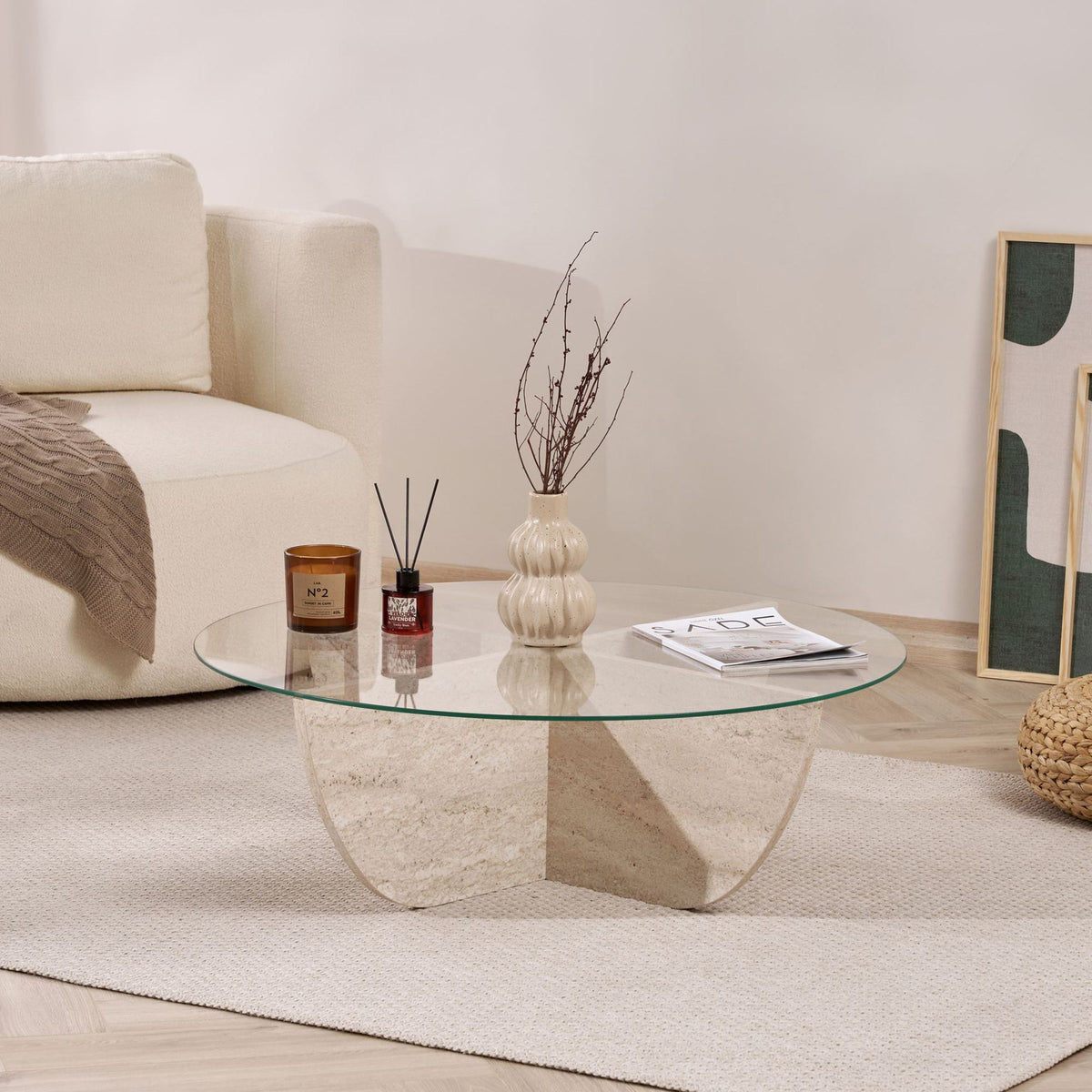 Couchtisch Liya von Nordure mit quadratischer Glasplatte in Travertin-Optik und Gestell aus melaminbeschichteter Spanplatte, 90 x 90 x 30 cm.