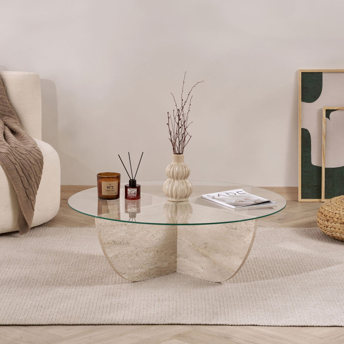 Couchtisch Liya von Nordure mit quadratischer Glasplatte in Travertin-Optik und Gestell aus melaminbeschichteter Spanplatte, 90 x 90 x 30 cm.
