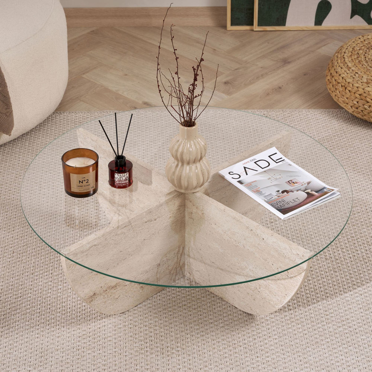 Couchtisch Liya von Nordure mit quadratischer Glasplatte in Travertin-Optik und Gestell aus melaminbeschichteter Spanplatte, 90 x 90 x 30 cm.