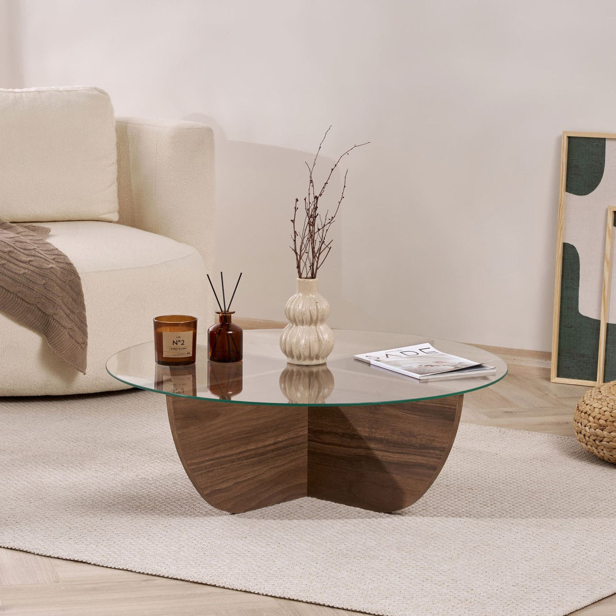 Quadratischer Couchtisch mit Glasplatte und Gestell aus melaminbeschichteter Spanplatte in brauner Nussbaum-Optik, Masse 90x90x30 cm