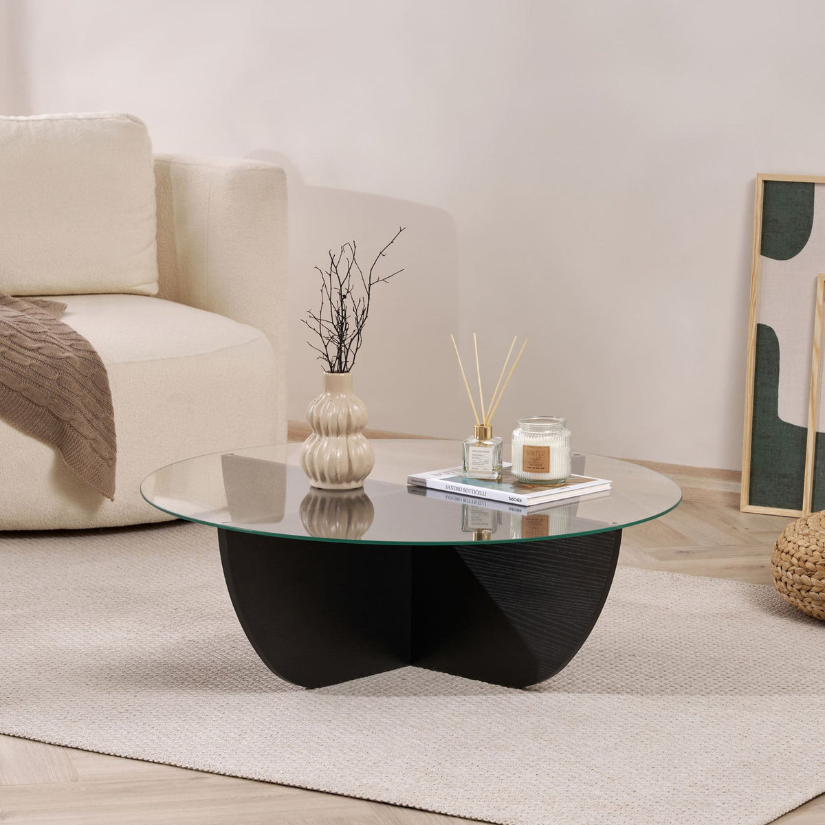 Liya Couchtisch von Nordure in Holz Schwarz mit Tischplatte aus gehärtetem Glas und Gestell aus melaminbeschichteter Spanplatte, Masse 90x90x30 cm.
