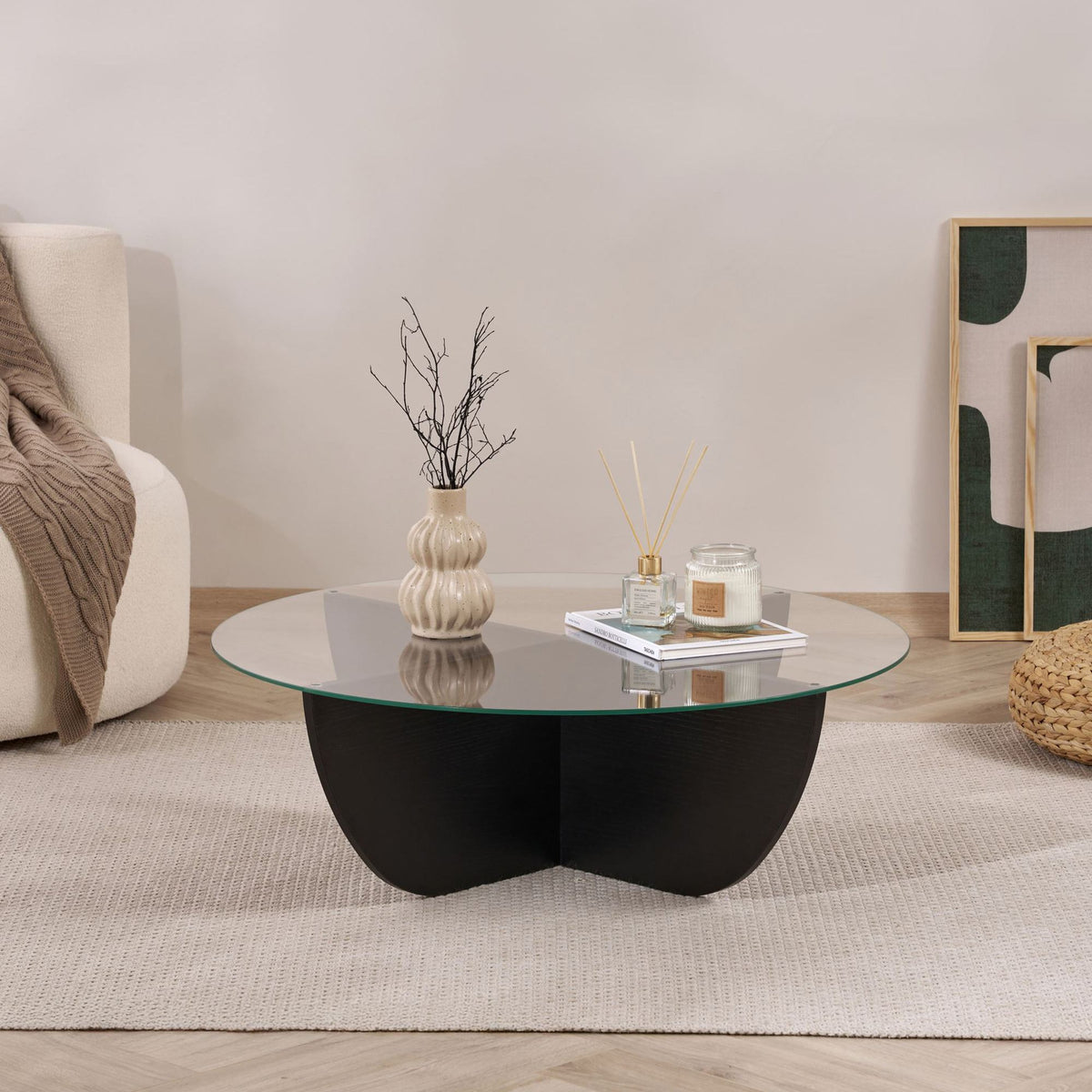 Liya Couchtisch von Nordure in Holz Schwarz mit Tischplatte aus gehärtetem Glas und Gestell aus melaminbeschichteter Spanplatte, Masse 90x90x30 cm.