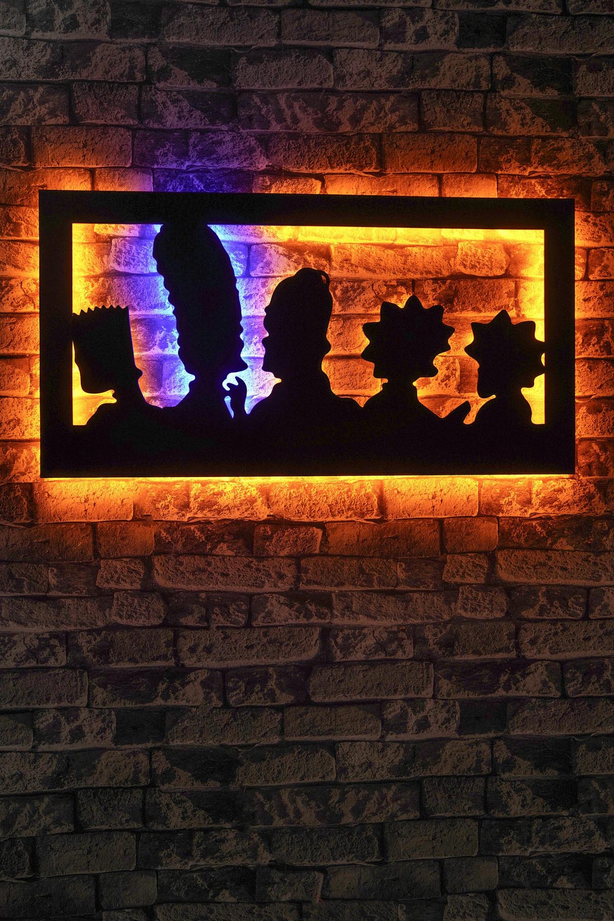 Entdecken Sie die Cartoon Wandleuchte von Wallity! Diese mehrfarbige LED-Leuchte verwandelt jeden Raum in eine kreative Oase mit warmem Licht.