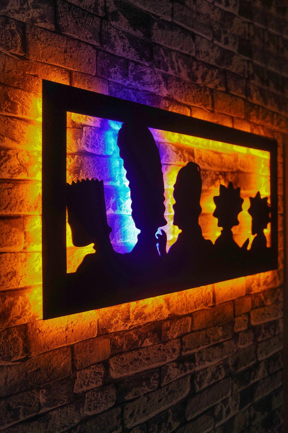 Verleihen Sie Ihrem Zuhause mit der mehrfarbigen Cartoon Wandleuchte von Wallity einen einzigartigen Akzent! Diese stilvolle LED-Leuchte sorgt für ein einladendes Ambiente.