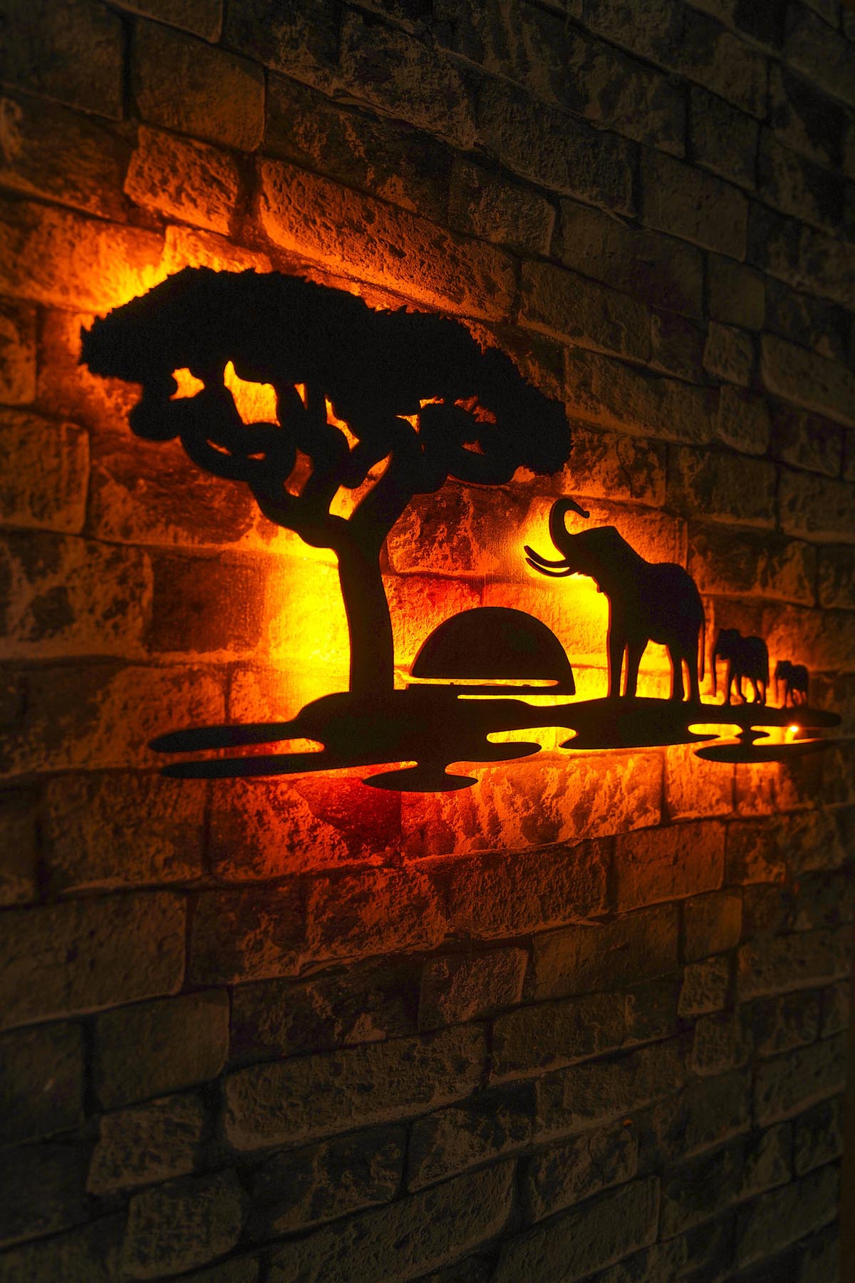 Entdecken Sie die Safari Wandleuchte in Gelb-Rot von Wallity – ein stilvolles Lichtdesign, das jeden Raum mit lebendigen Farben und Eleganz bereichert.