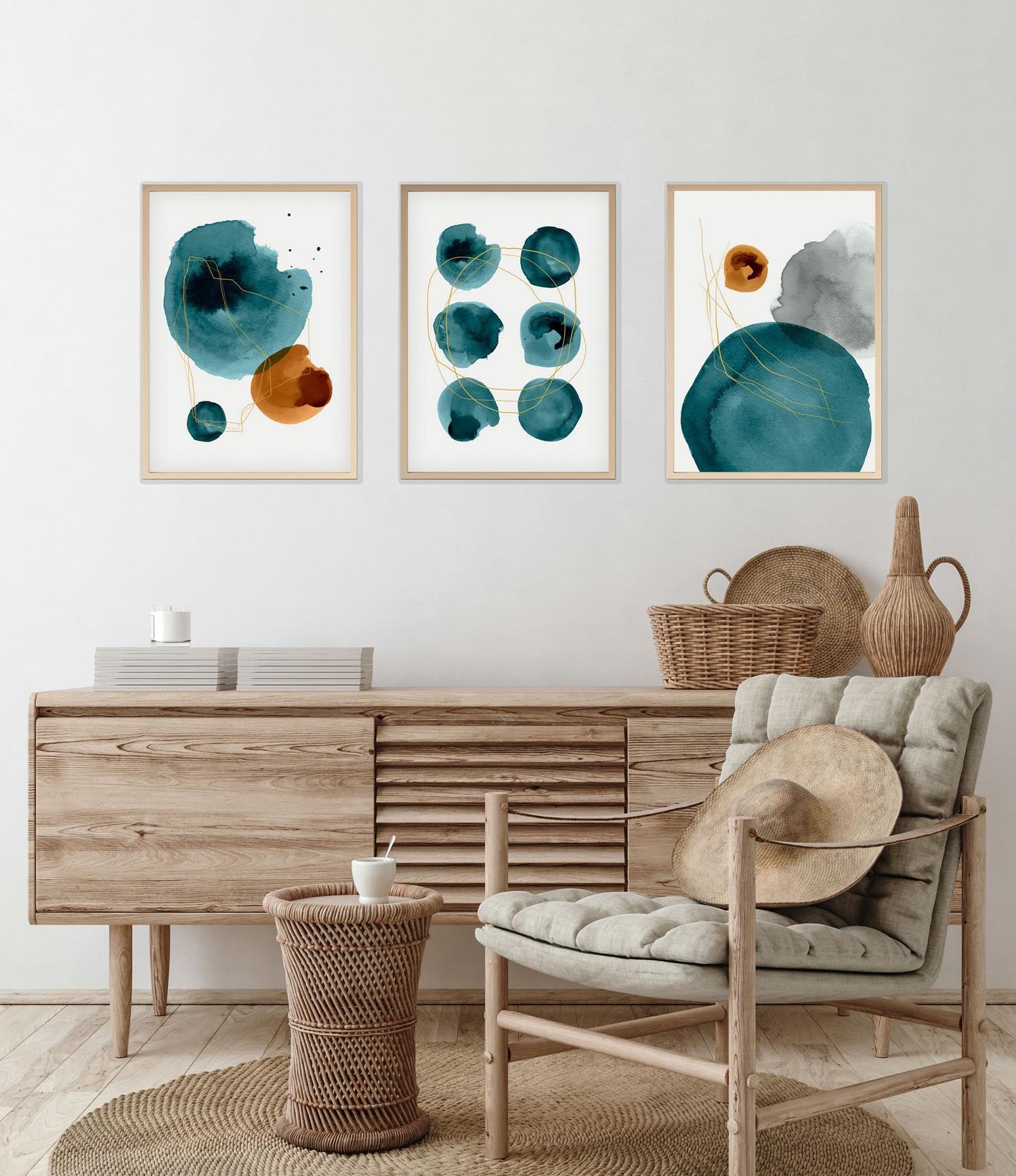 Verleihen Sie Ihrem Raum mit dem Huhu117 Bild von Wallity einen Hauch von Eleganz! Dieses mehrfarbige, dreiteilige Kunstwerk verwandelt jede Wand in einen Blickfang.