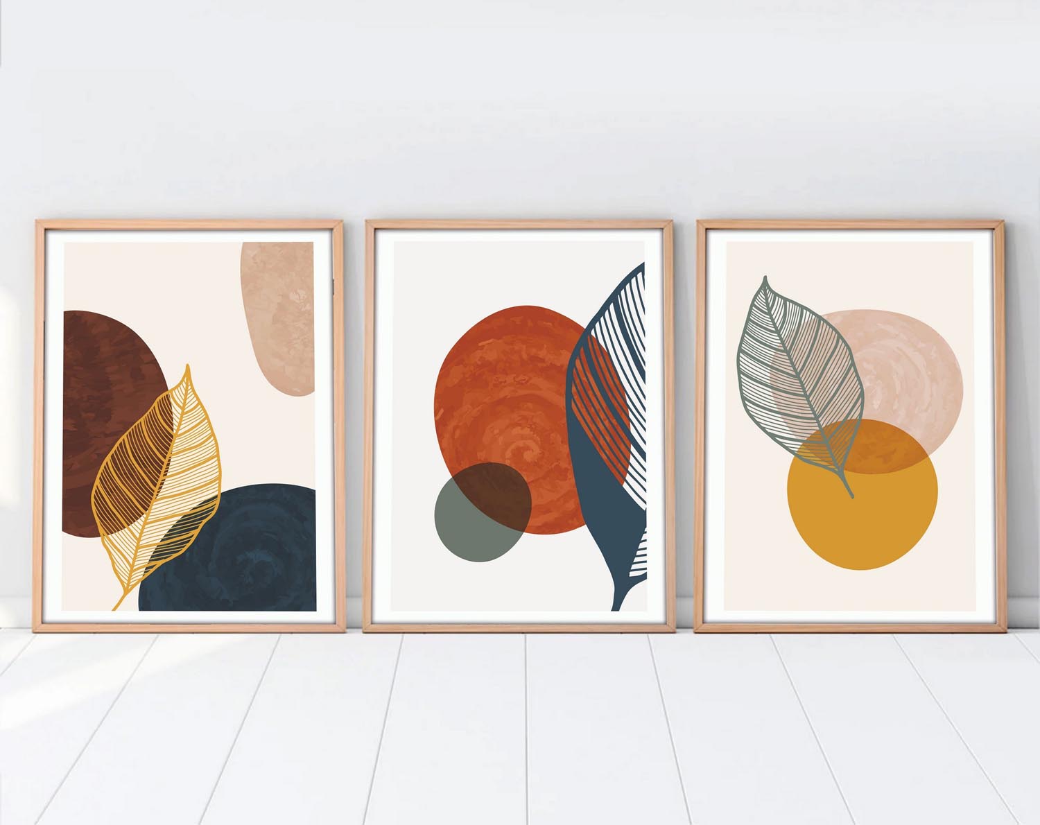 Verleihen Sie Ihrem Zuhause mit dem Huhu209 Bild von Wallity einen Hauch von Eleganz. Dieses 3-teilige Kunstwerk begeistert durch lebendige Farben und hochwertige Holzrahmen.