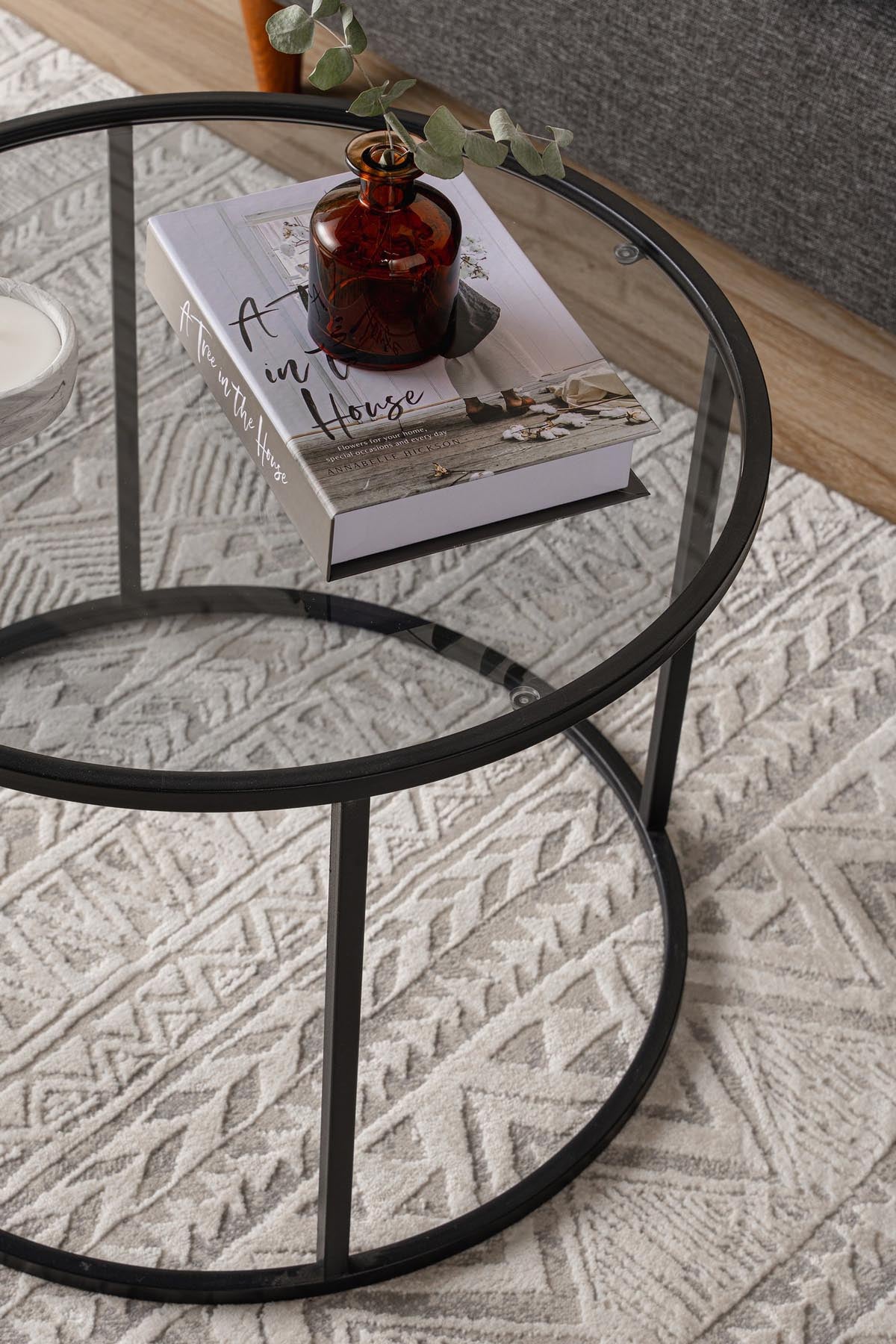 Eleganter Startis Sofatisch in Schwarz von Hanah Home. Hochwertige Materialien und modernes Design vereinen Funktionalität und Stil für Ihr Zuhause.