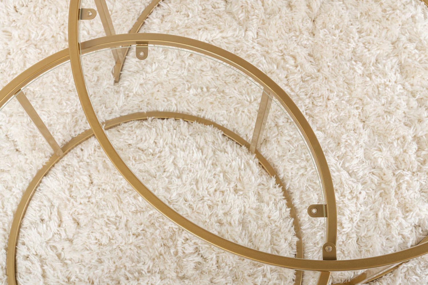 Entdecken Sie den Gold Sofatisch von Hanah Home – ein stilvolles Couchtisch-Set aus robustem Glas und edlem Metall, das Ihr Zuhause veredelt.