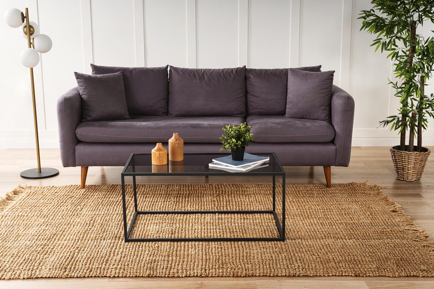 Verleihen Sie Ihrem Zuhause mit dem Lizbon Sofatisch in Schwarz von Hanah Home einen Hauch von Eleganz. Hochwertiges Rauchglas und modernes Design vereinen Stil und Funktion.