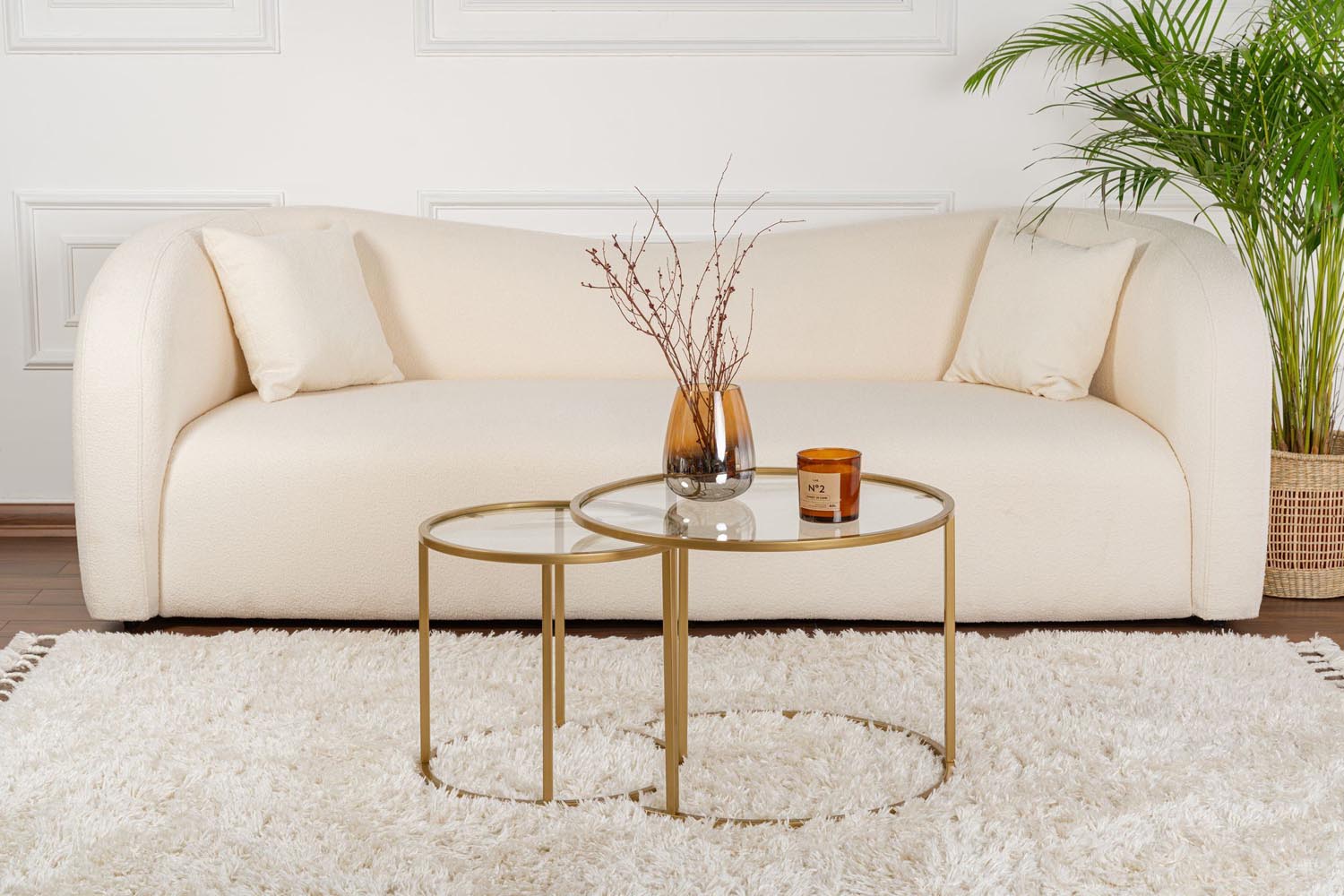 Verleihen Sie Ihrem Wohnraum mit dem Gold Sofatisch von Hanah Home einen Hauch von Eleganz und Stil. Ideal für moderne und klassische Einrichtungen.