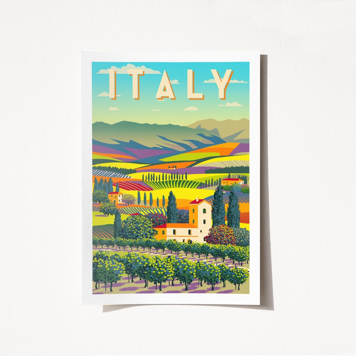 Entdecken Sie das faszinierende A4-Poster "Italy - 1963" von Wallity. Verleihen Sie Ihrem Raum mit diesem eleganten, matten Kunstwerk einen Hauch italienischer Kultur.
