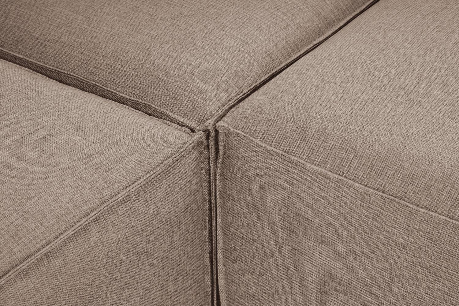 Entdecken Sie das Fora Ecksofa in edlem Braun von Atelier Del Sofa – ein stilvolles Möbelstück, das Komfort und Eleganz vereint.