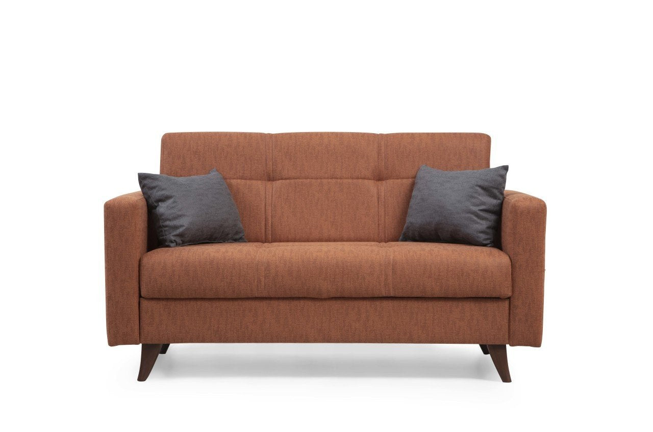 Entdecken Sie das Polya Bettsofa in lebhaftem Kachelrot von Atelier Del Sofa – ein stilvolles 3-Sitzer Schlafsofa, das höchsten Komfort und Vielseitigkeit bietet.