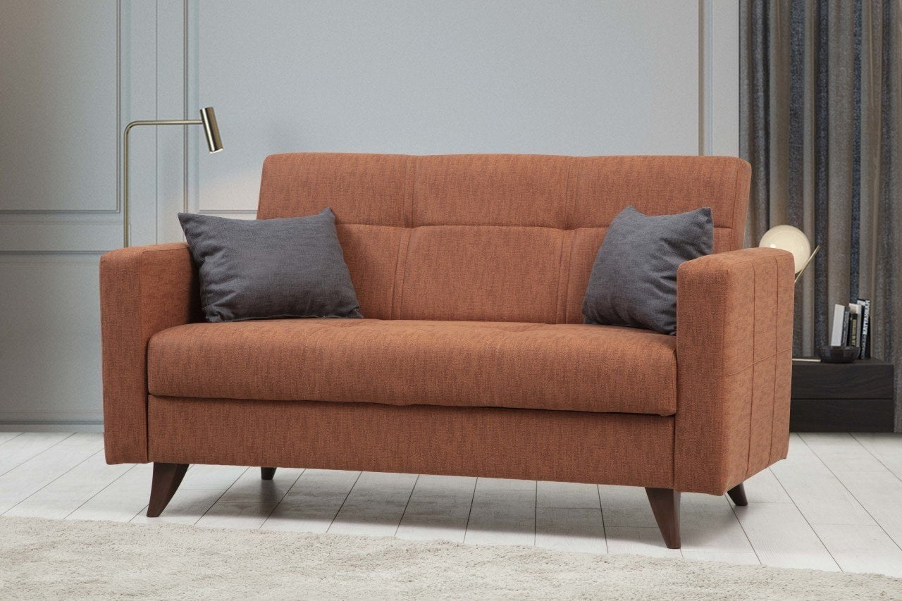 Entdecken Sie das Polya Bettsofa in lebhaftem Kachelrot von Atelier Del Sofa – ein stilvolles 3-Sitzer Schlafsofa, das höchsten Komfort und Vielseitigkeit bietet.