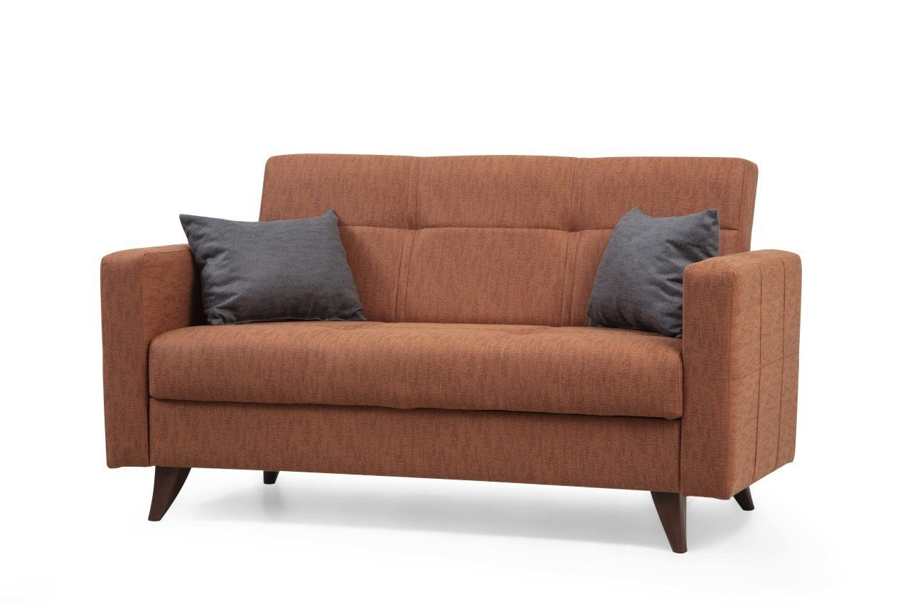 Erleben Sie das Polya Bettsofa in strahlendem Kachelrot von Atelier Del Sofa – ein elegantes 3-Sitzer Schlafsofa, das Komfort und Funktionalität vereint.