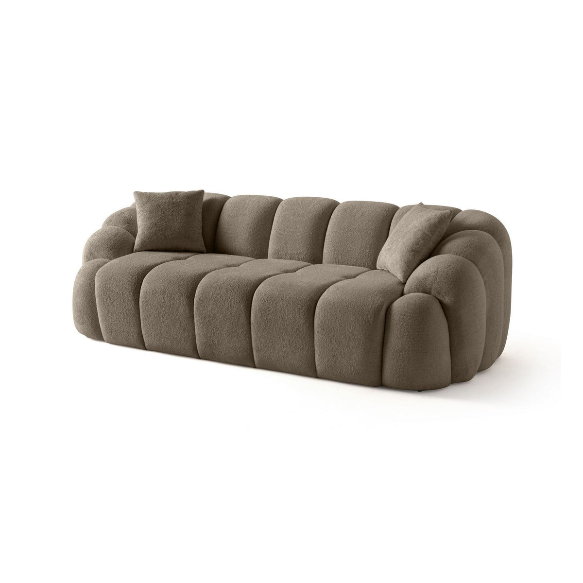 Braunes 3-Sitzer Sofa Octavio von Hanah Home mit Polyesterbezug in Venus-Struktur, Kunststoffbeinen und abnehmbarem Rückenkissen.