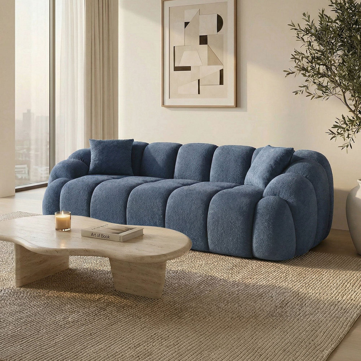 Marineblaues 3-Sitzer Sofa Octavio von Hanah Home mit Polyesterbezug, Hainbuche-Gestell, Kunststoffbeinen und zwei losen Kissen.