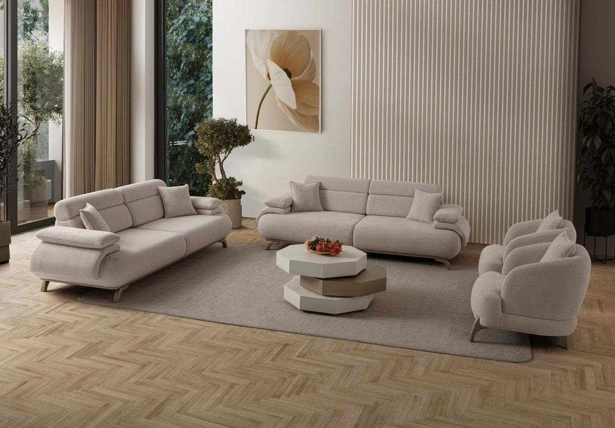 Beiges 3-Sitzer-Sofa mit Polyesterstoff in Tuna-Struktur, Holzbeinen und abnehmbarem Rückenkissen, Frontalansicht auf hellem Hintergrund.