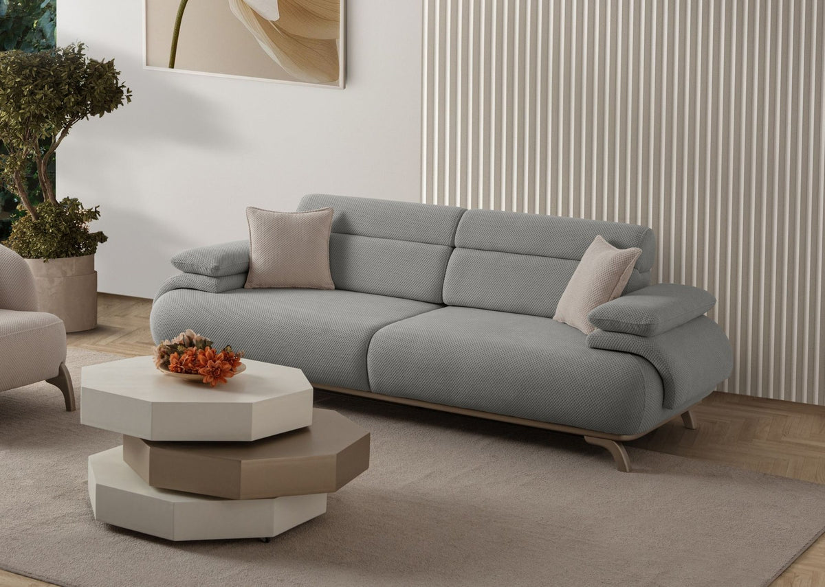 Graues 3-Sitzer-Sofa Bonjo Silver von Hanah Home mit Polyester-Stoffbezug, Holzbeinen und abnehmbarem Rückenkissen, Frontalansicht.