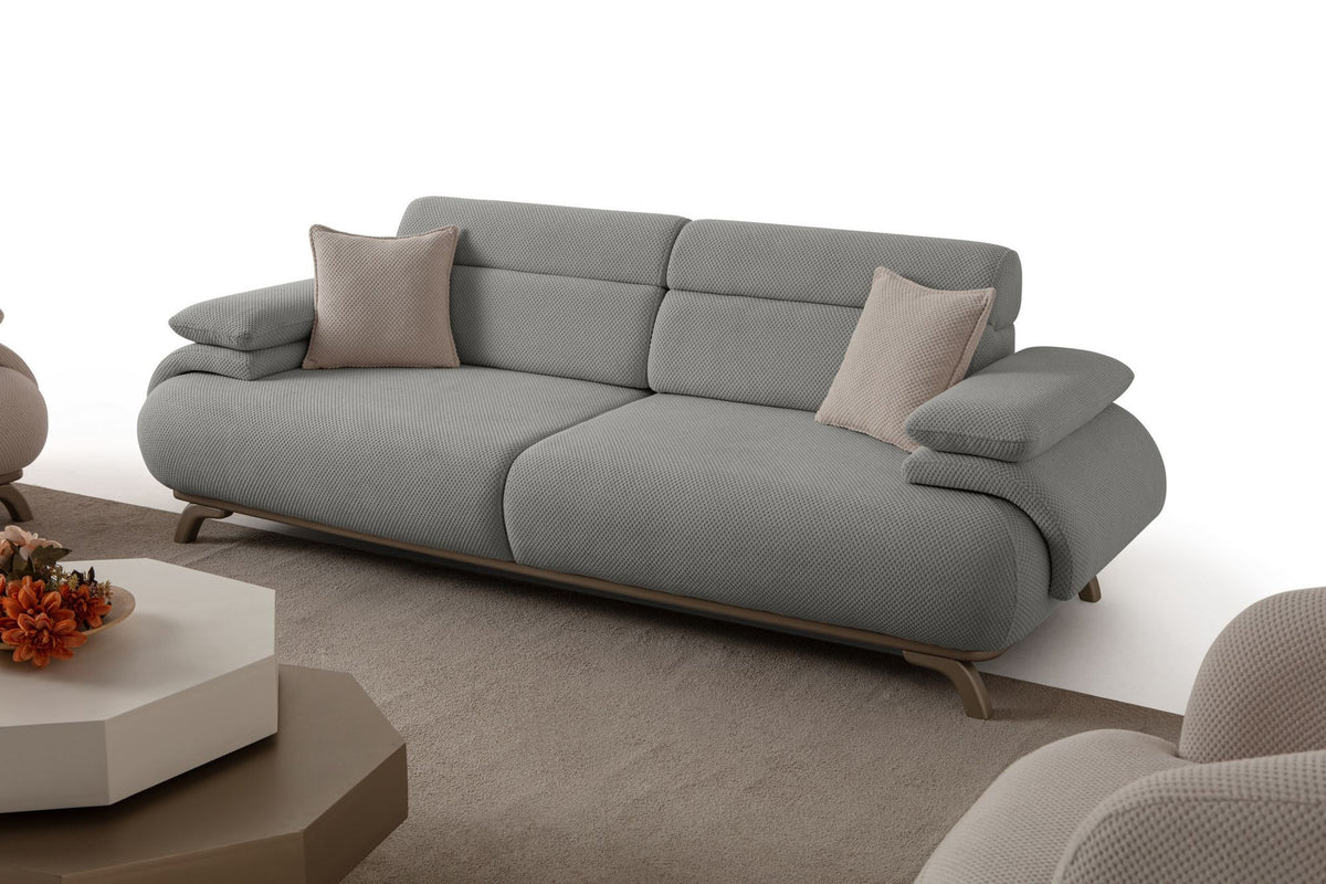 Graues 3-Sitzer-Sofa Bonjo Silver von Hanah Home mit Polyester-Stoffbezug, Holzbeinen und abnehmbarem Rückenkissen, Frontalansicht.