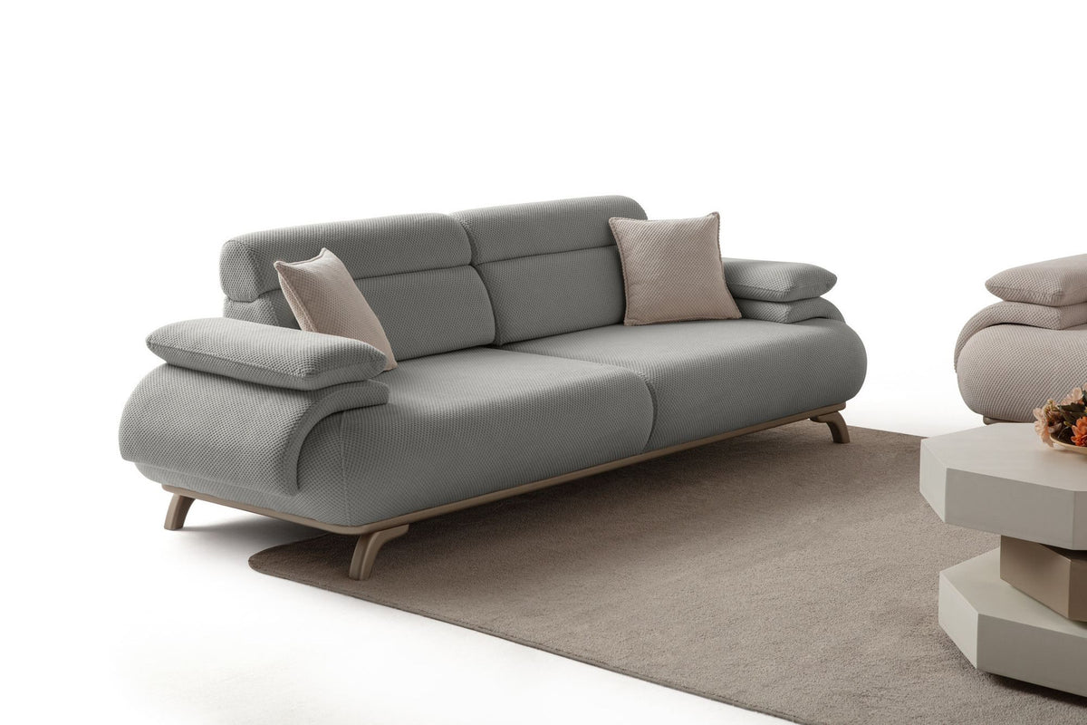 Graues 3-Sitzer-Sofa Bonjo Silver von Hanah Home mit Polyester-Stoffbezug, Holzbeinen und abnehmbarem Rückenkissen, Frontalansicht.