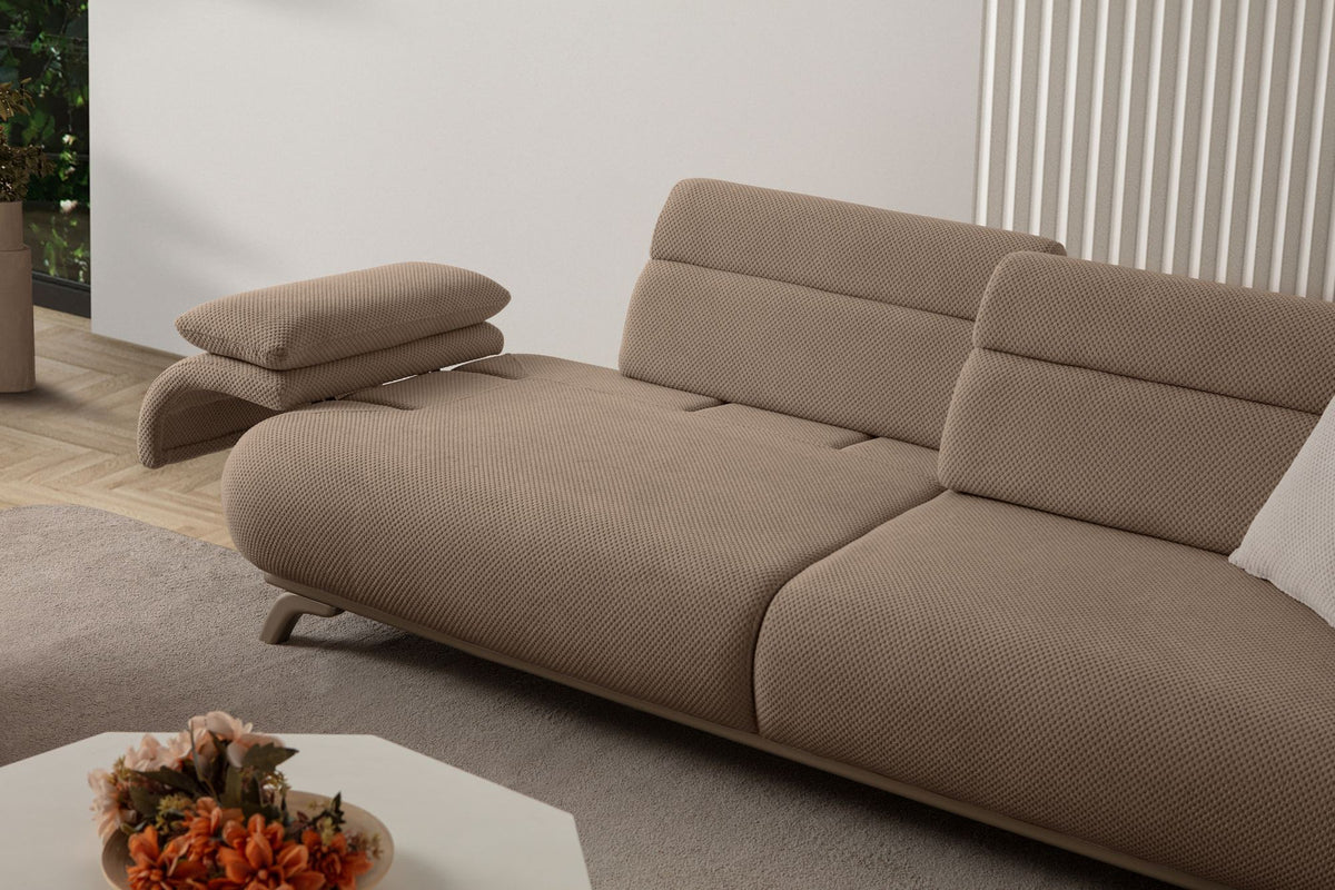 Bonjo Silver 3-Sitzer-Sofa in Latte mit Polyesterbezug, Holzbeinen und abnehmbarem Rückenkissen, zwei Kissen auf der Sitzfläche.