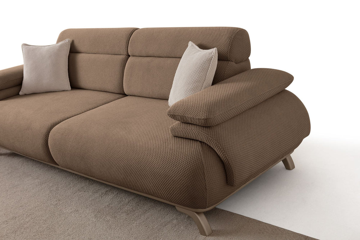 Bonjo Silver 3-Sitzer-Sofa in Latte mit Polyesterbezug, Holzbeinen und abnehmbarem Rückenkissen, zwei Kissen auf der Sitzfläche.