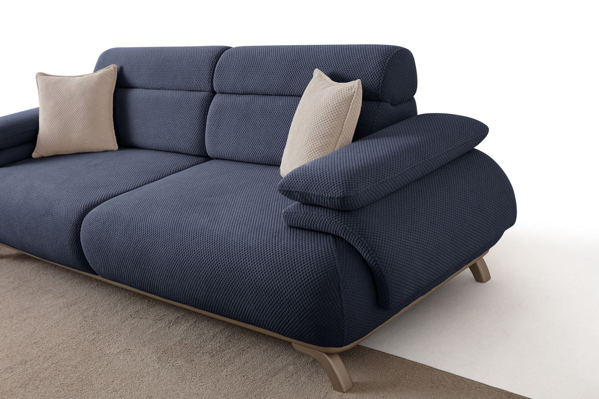 Marineblaues 3-Sitzer-Sofa mit Polyesterbezug, Holzbeinen und abnehmbarem Rückenkissen, fotografiert vor hellem Hintergrund.