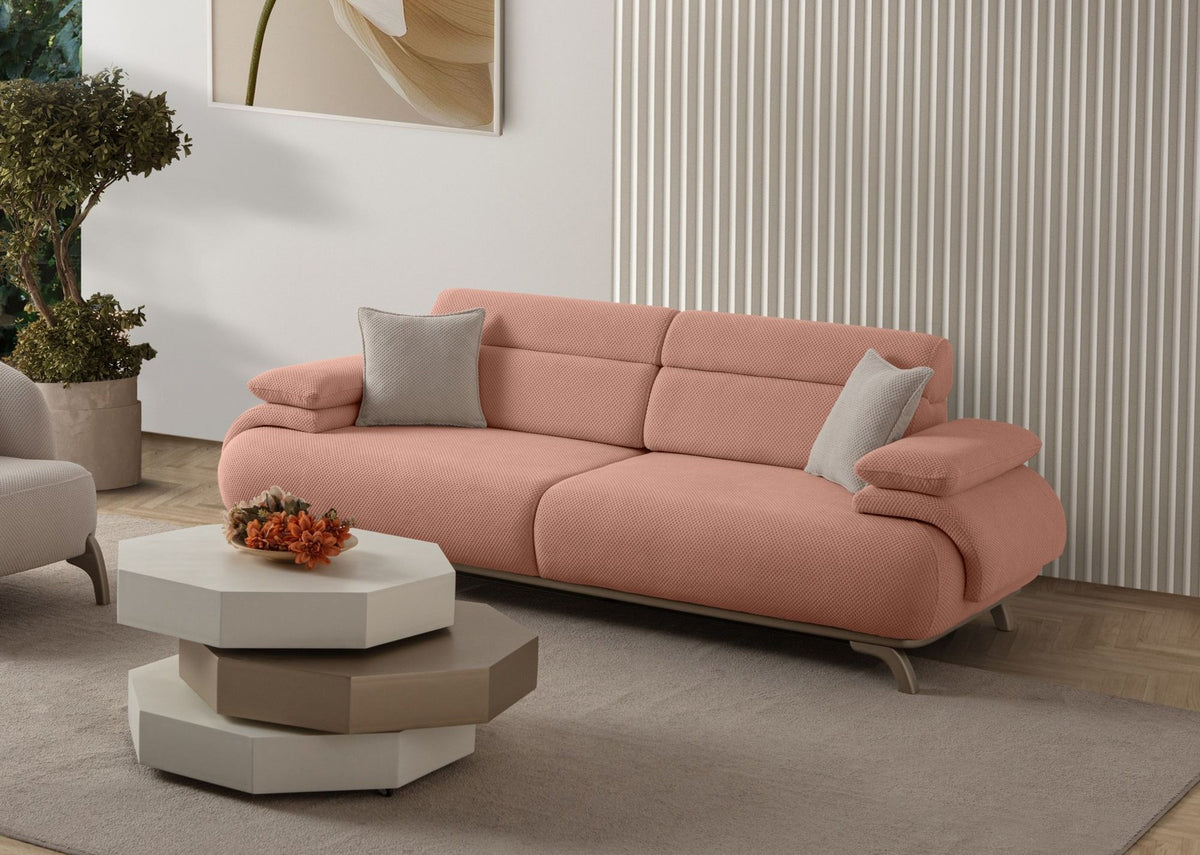 Puderfarbenes 3-Sitzer-Sofa Bonjo Silver mit Polyester-Bezug, Holzbeinen und abnehmbarem Rückenkissen, zwei Zierkissen auf der Sitzfläche.