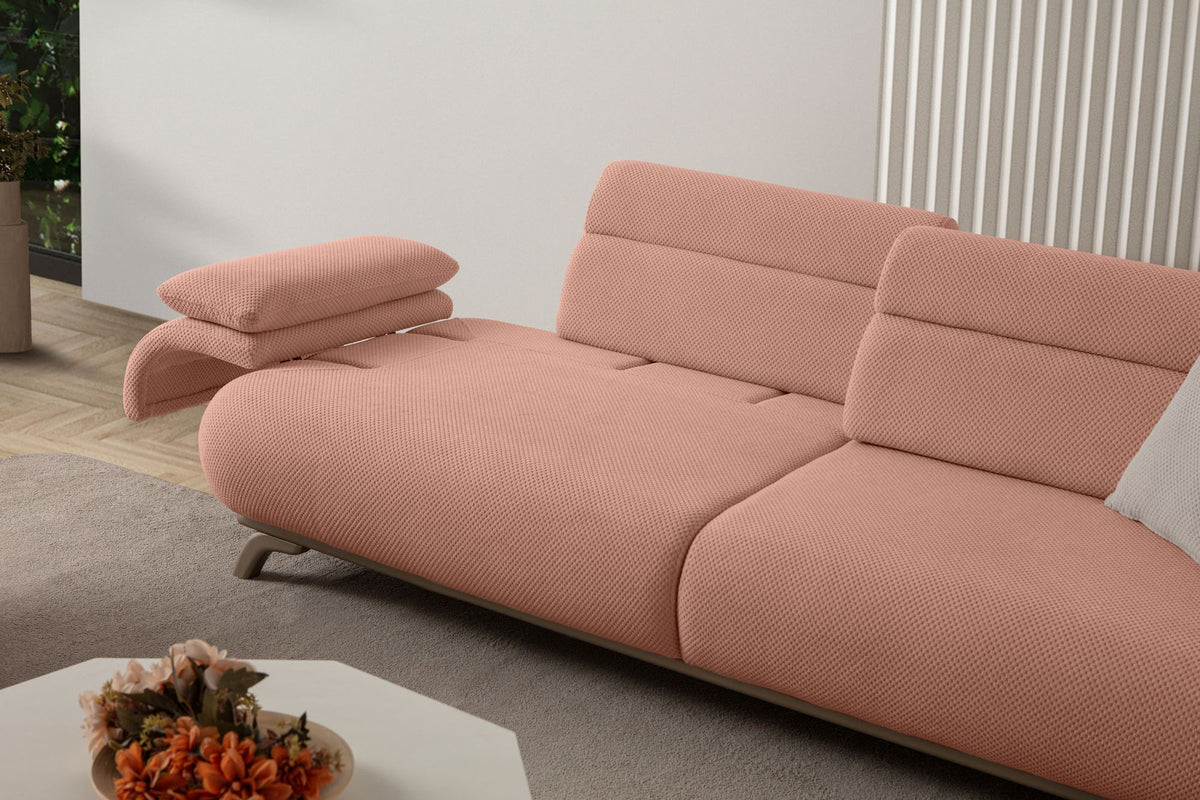 Puderfarbenes 3-Sitzer-Sofa Bonjo Silver mit Polyester-Bezug, Holzbeinen und abnehmbarem Rückenkissen, zwei Zierkissen auf der Sitzfläche.