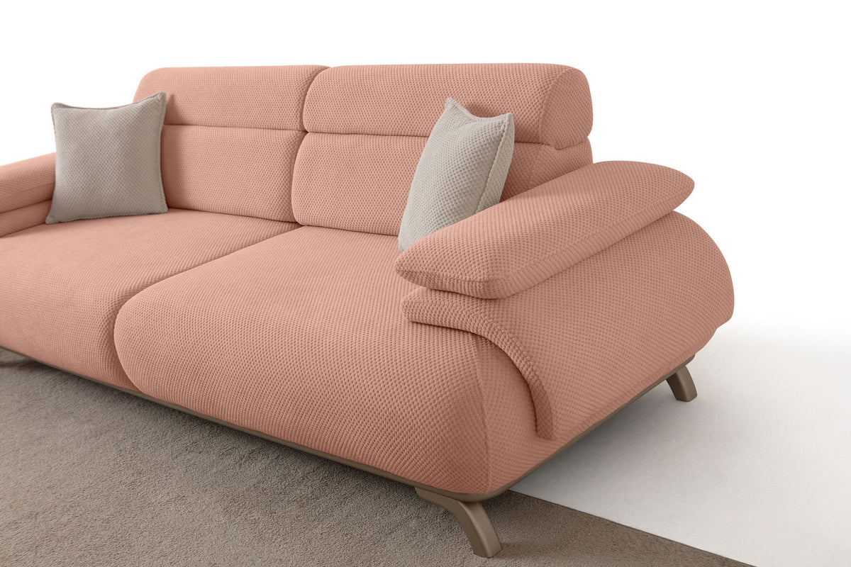 Puderfarbenes 3-Sitzer-Sofa Bonjo Silver mit Polyester-Bezug, Holzbeinen und abnehmbarem Rückenkissen, zwei Zierkissen auf der Sitzfläche.