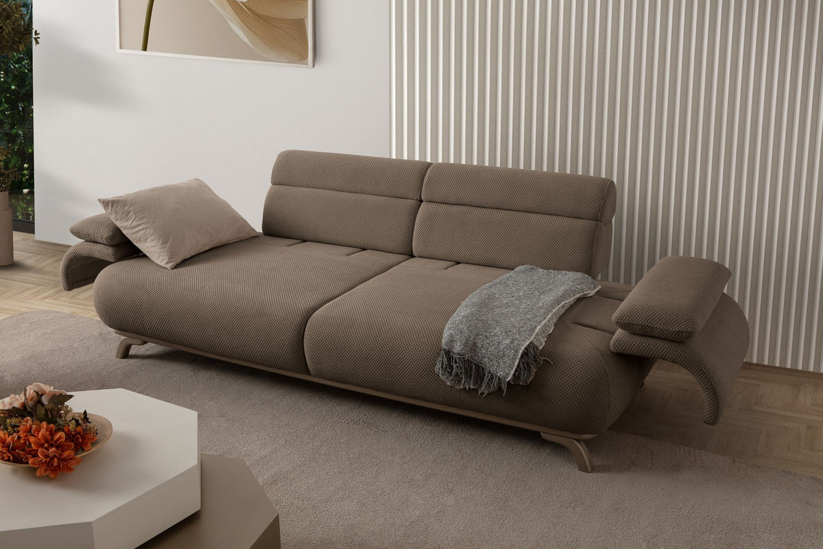 3-Sitzer-Sofa Bonjo Silver in Erde von Hanah Home, Polyesterbezug mit Tuna-Struktur, Holzbeine, abnehmbares Rückenkissen, zwei Zierkissen.