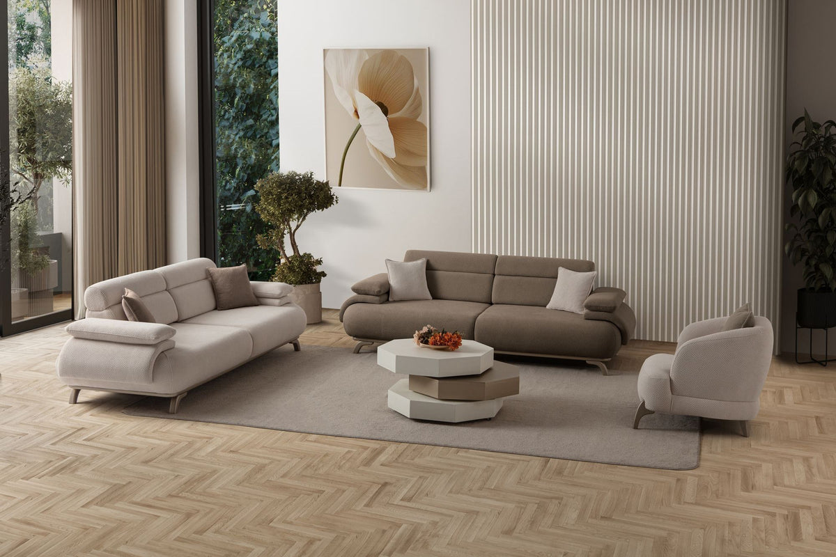 3-Sitzer-Sofa Bonjo Silver in Erde von Hanah Home, Polyesterbezug mit Tuna-Struktur, Holzbeine, abnehmbares Rückenkissen, zwei Zierkissen.