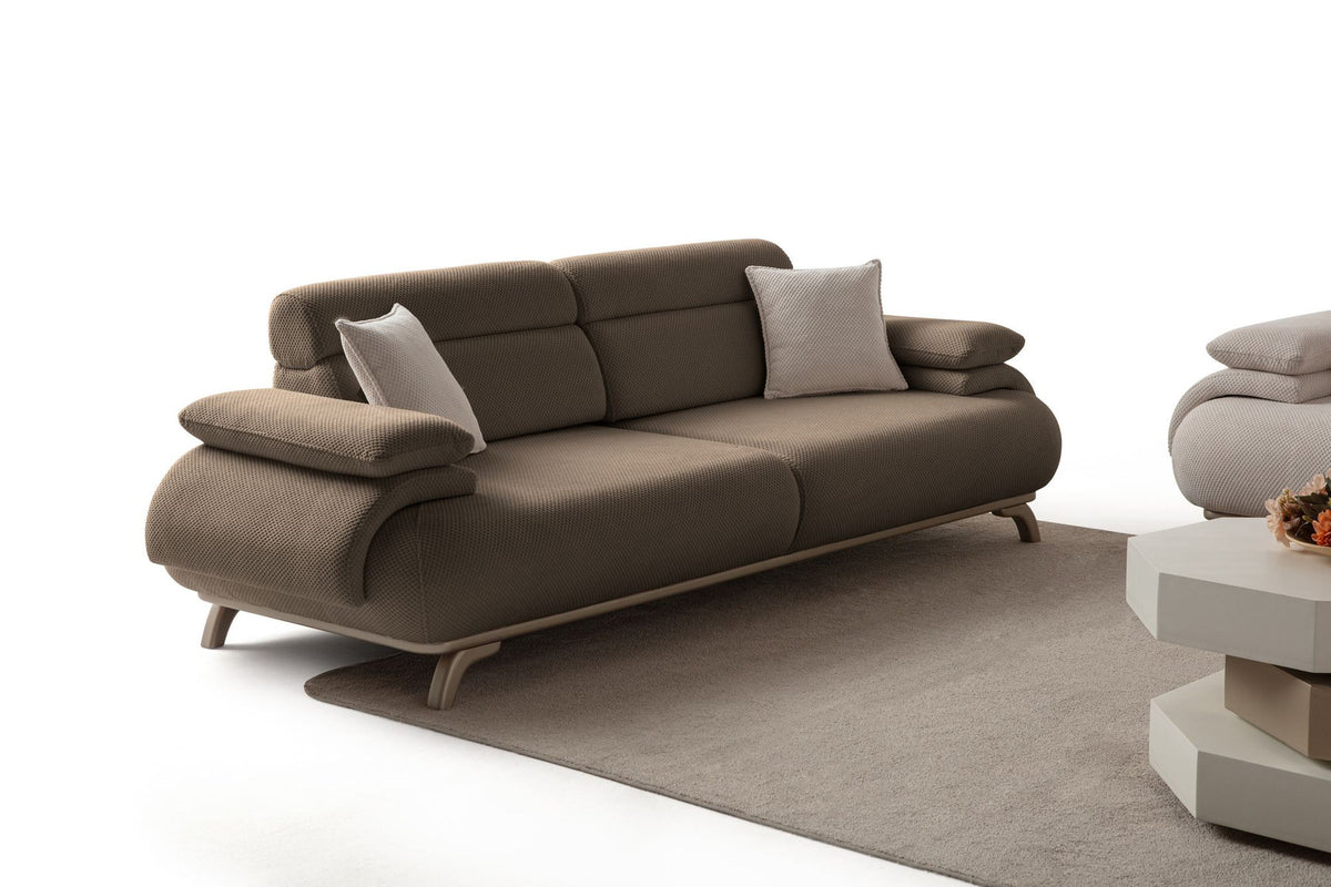 3-Sitzer-Sofa Bonjo Silver in Erde von Hanah Home, Polyesterbezug mit Tuna-Struktur, Holzbeine, abnehmbares Rückenkissen, zwei Zierkissen.