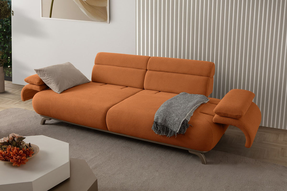 Ziegelrotes 3-Sitzer-Sofa mit Polyesterbezug in Tuna-Struktur, Holzbeinen und abnehmbarem Rückenkissen, zwei Zierkissen auf der Sitzfläche