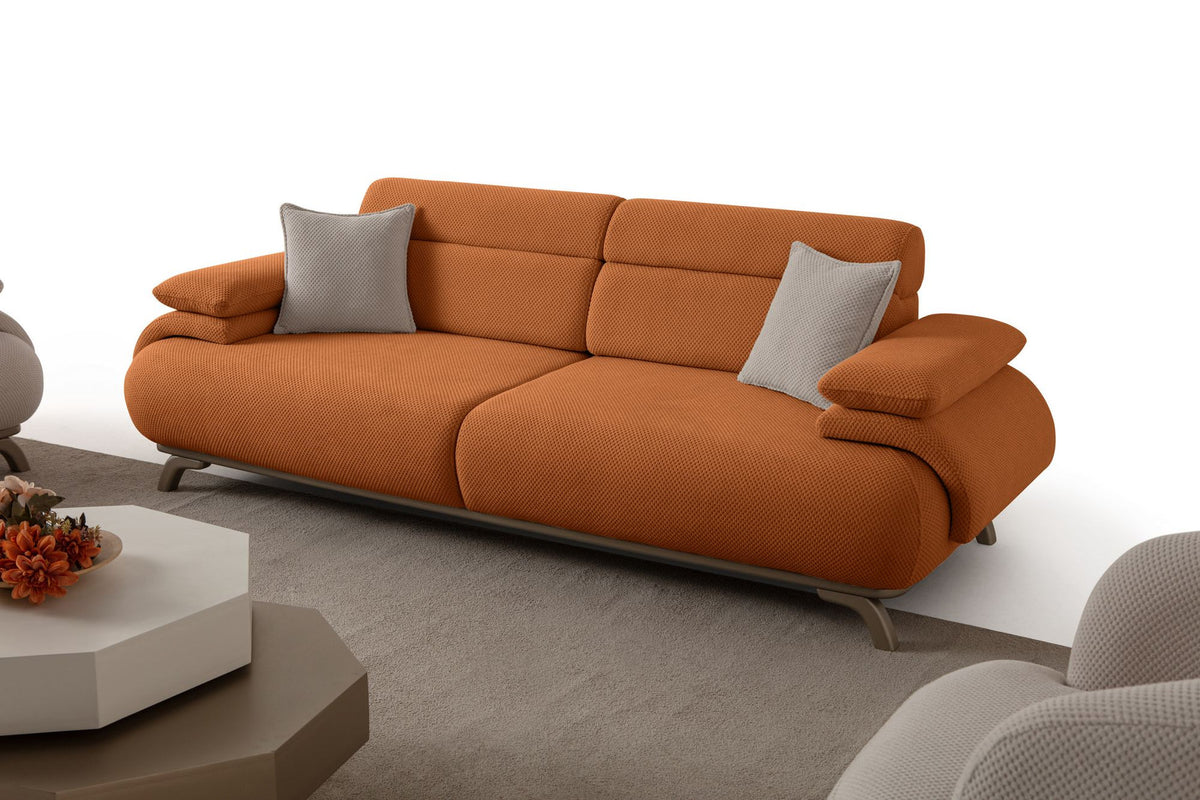 Ziegelrotes 3-Sitzer-Sofa mit Polyesterbezug in Tuna-Struktur, Holzbeinen und abnehmbarem Rückenkissen, zwei Zierkissen auf der Sitzfläche