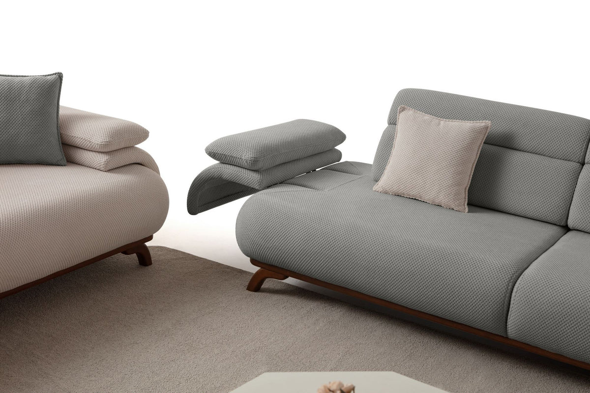 Graues 3-Sitzer Sofa Bonjo aus Polyesterstoff mit Tuna-Struktur, Gestell aus Hainbuche und Spanplatte, mit schlanken Holzbeinen und zwei Kissen.