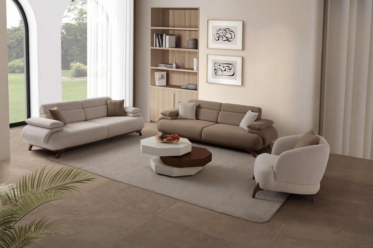 Dreisitzer-Sofa Bonjo in Latte mit Polyesterbezug in Tuna-Struktur, schlanken Holzbeinen und abnehmbarem Rückenkissen, Frontalansicht.
