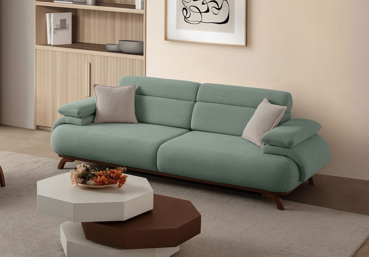 Seegrünes 3-Sitzer Sofa Bonjo von Hanah Home mit Holzbeinen, Polyesterbezug in Tuna-Struktur und zwei losen Kissen auf hellem Hintergrund.