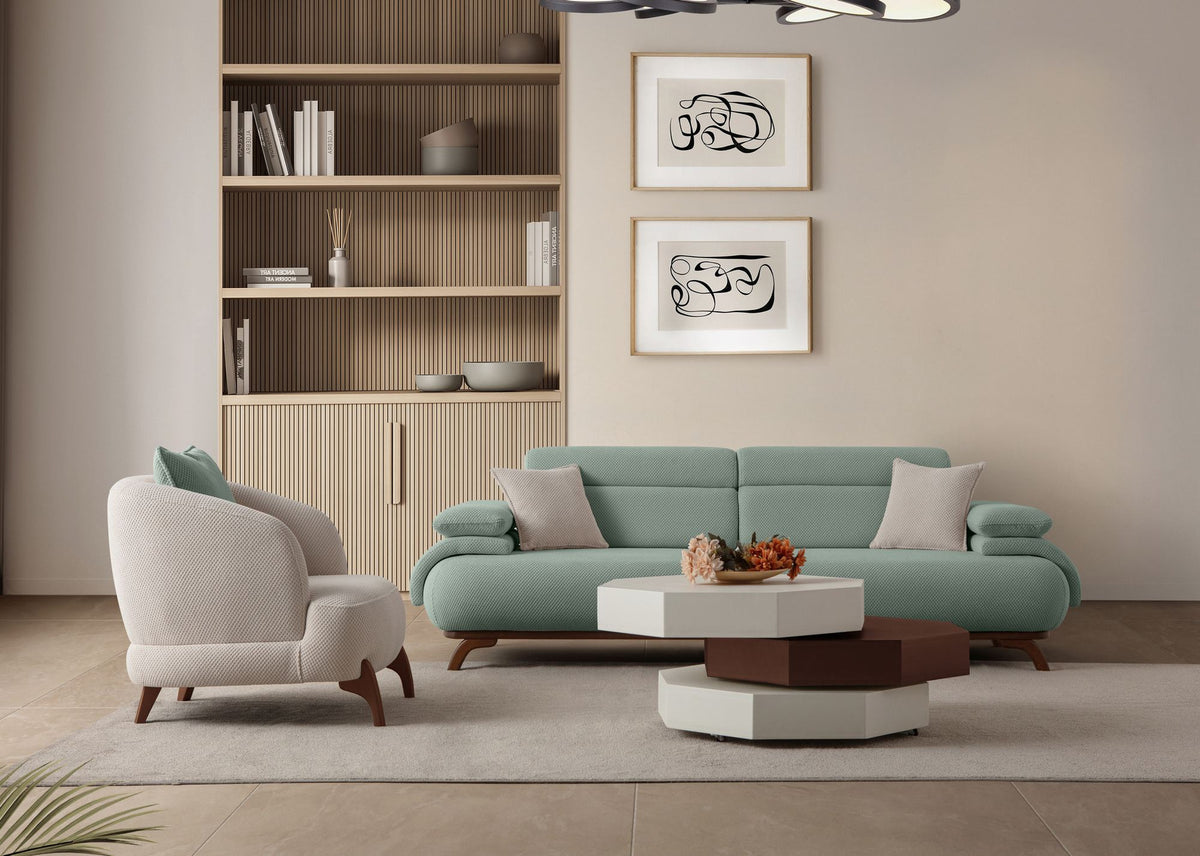 Seegrünes 3-Sitzer Sofa Bonjo von Hanah Home mit Holzbeinen, Polyesterbezug in Tuna-Struktur und zwei losen Kissen auf hellem Hintergrund.
