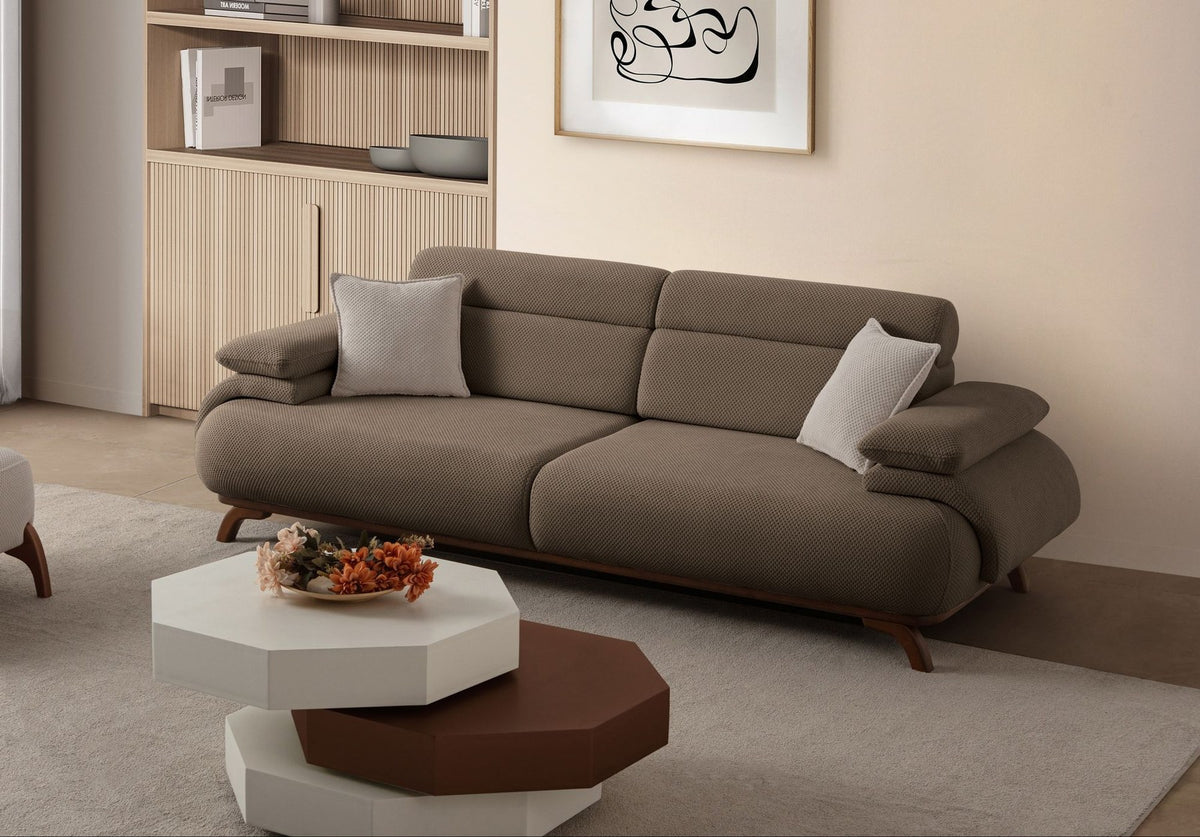 Braunes 3-Sitzer Sofa Bonjo von Hanah Home in Erdton, Bezugsstoff aus Polyester mit Tuna-Struktur, Holzbeine, 246 cm breit und 97 cm tief.