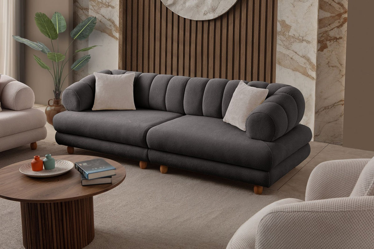 Anthrazitfarbenes 3-Sitzer Sofa mit Polyesterbezug in Tuna-Struktur, Holzbeinen und zwei losen Kissen auf hellem Untergrund.