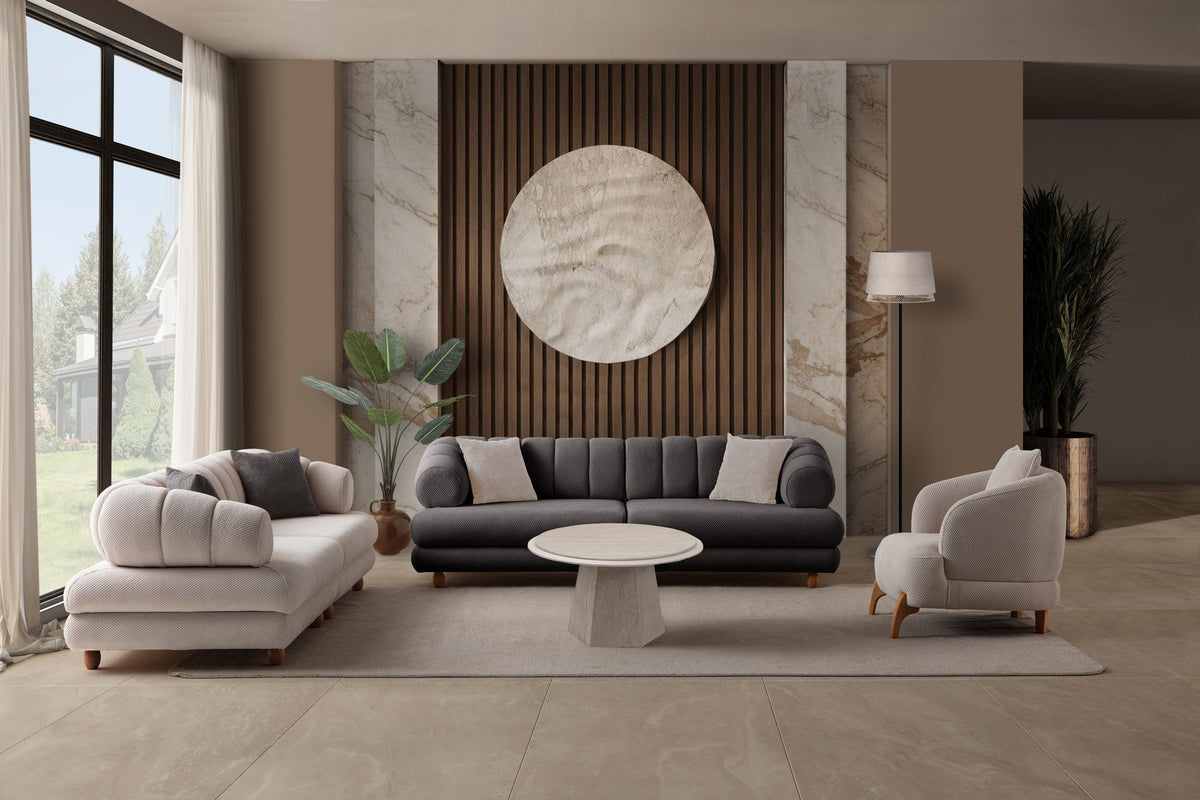 Anthrazitfarbenes 3-Sitzer Sofa mit Polyesterbezug in Tuna-Struktur, Holzbeinen und zwei losen Kissen auf hellem Untergrund.