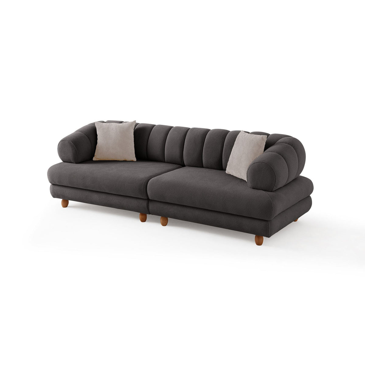 Anthrazitfarbenes 3-Sitzer Sofa mit Polyesterbezug in Tuna-Struktur, Holzbeinen und zwei losen Kissen auf hellem Untergrund.
