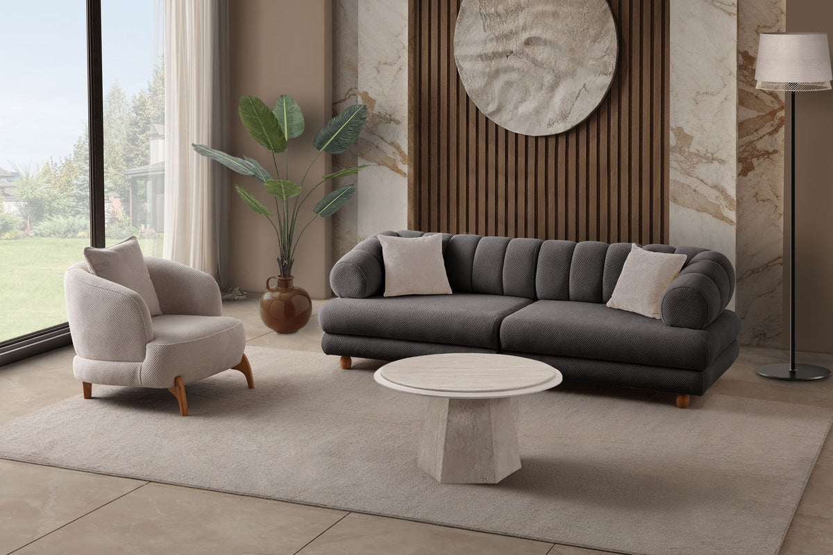Anthrazitfarbenes 3-Sitzer Sofa mit Polyesterbezug in Tuna-Struktur, Holzbeinen und zwei losen Kissen auf hellem Untergrund.