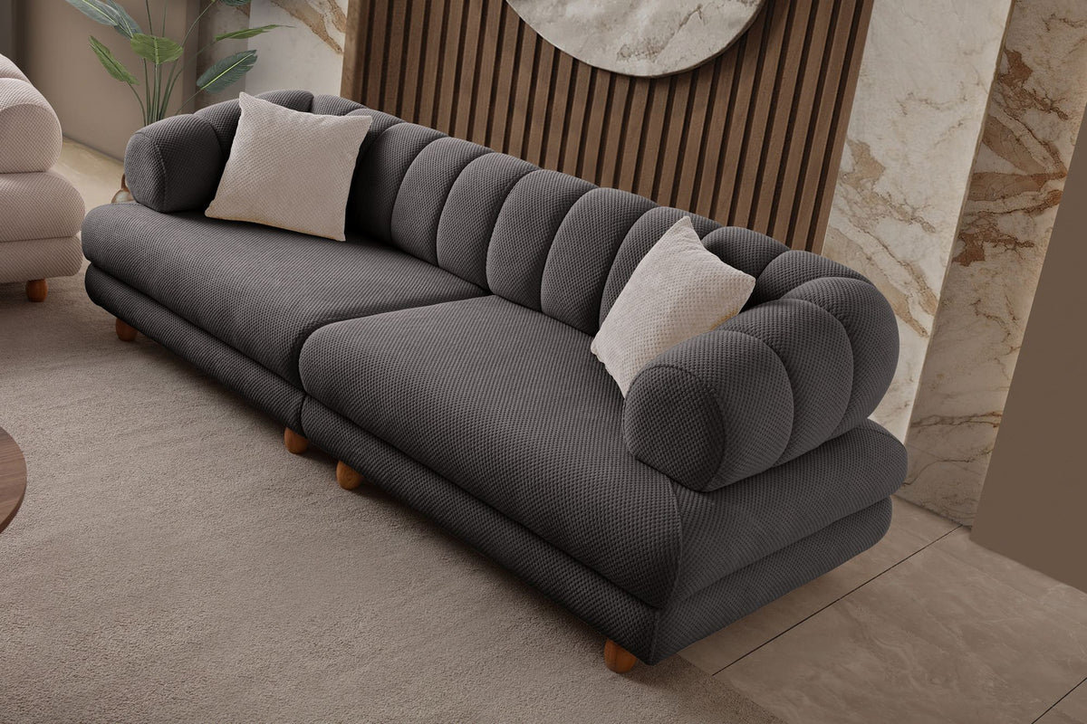 Anthrazitfarbenes 3-Sitzer Sofa mit Polyesterbezug in Tuna-Struktur, Holzbeinen und zwei losen Kissen auf hellem Untergrund.