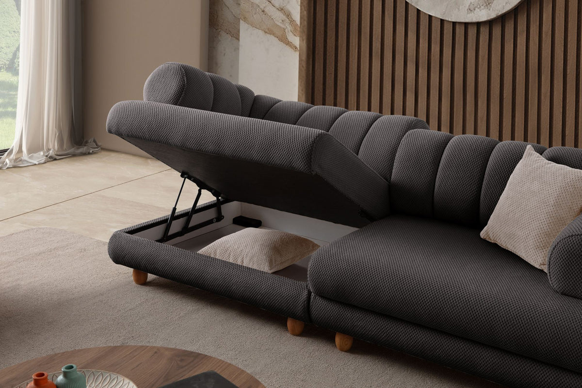 Anthrazitfarbenes 3-Sitzer Sofa mit Polyesterbezug in Tuna-Struktur, Holzbeinen und zwei losen Kissen auf hellem Untergrund.
