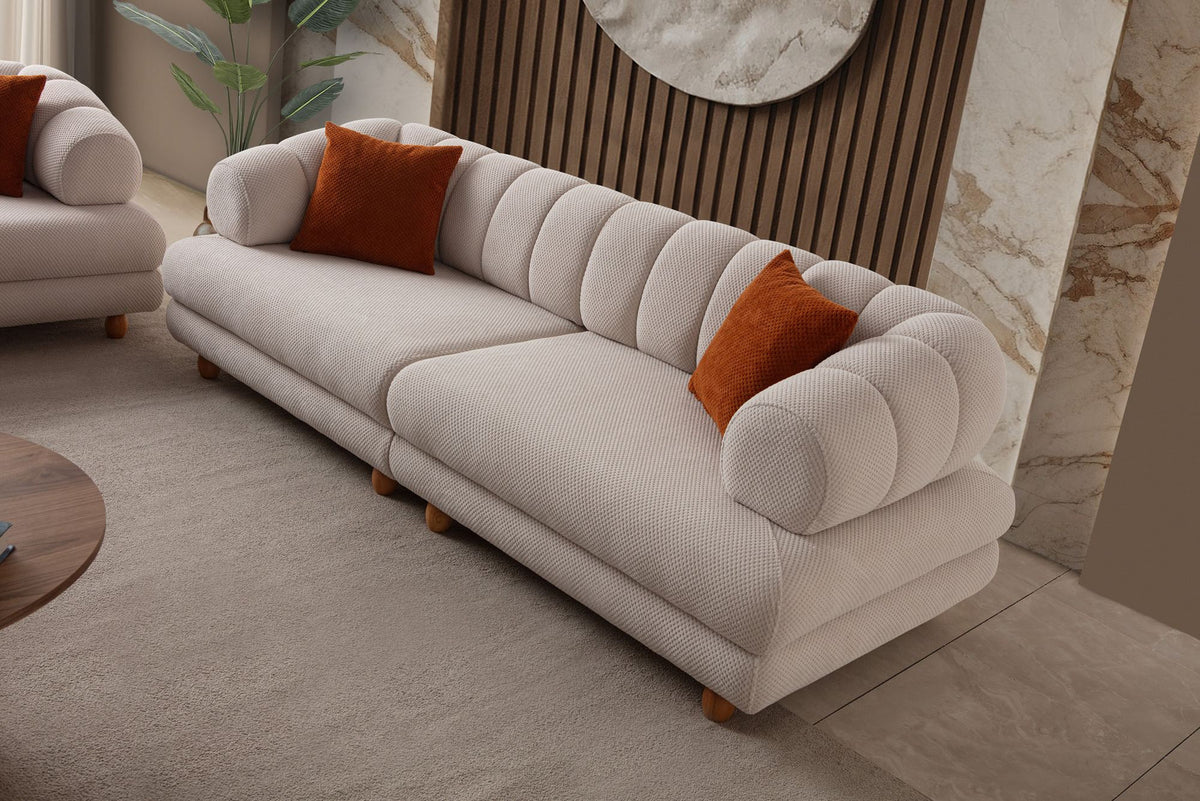 Beiges 3-Sitzer Sofa Gloria von Hanah Home mit Polyesterbezug, Holzbeinen und zwei Kissen, Frontalansicht auf hellem Hintergrund.