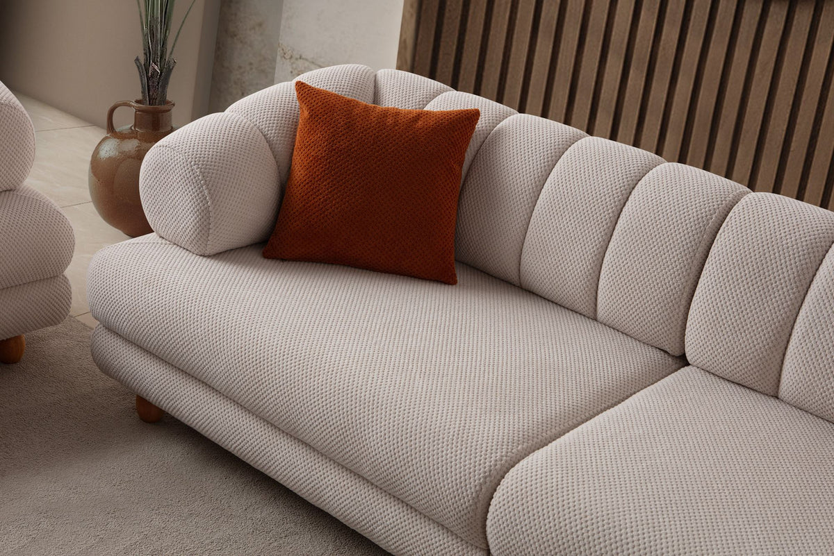 Beiges 3-Sitzer Sofa Gloria von Hanah Home mit Polyesterbezug, Holzbeinen und zwei Kissen, Frontalansicht auf hellem Hintergrund.